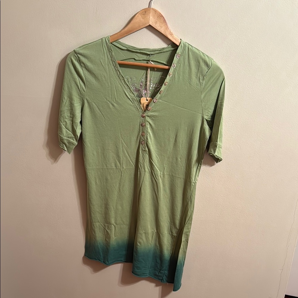 Da-Nang Fitted Green Buttoned Short Sleeve Tee